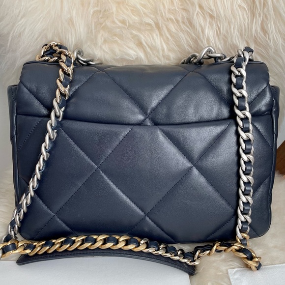 CHANEL Large 19 flap bag. - Picture 11 of 16